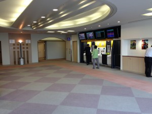 阪神競馬場特別来賓投票所もガラガラ