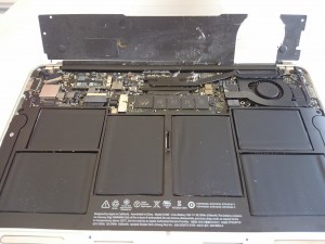 MacBookAirの外蓋を外した状態