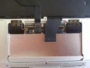 MacBookAirのトラックパッドの裏側