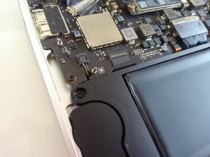 MacBookAirのバッテリーを固定するねじ穴の破損を修理した。