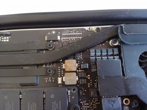 MacBookAir水没の爪痕２