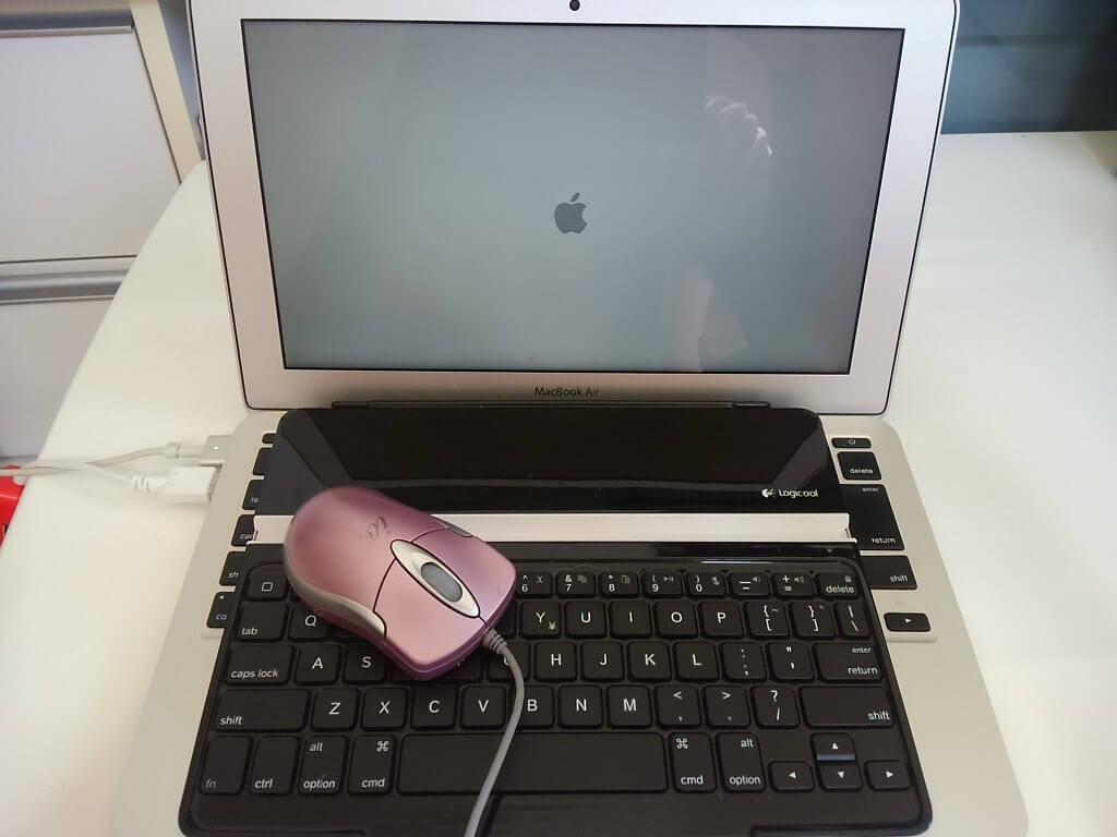 水没MacBook Airの電源が入った